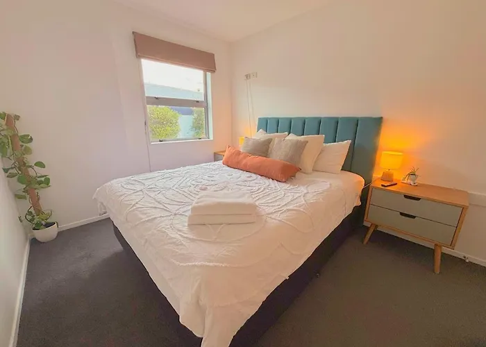 Wanaka 2Br, Spa & Sauna, Walk To Town 아파트