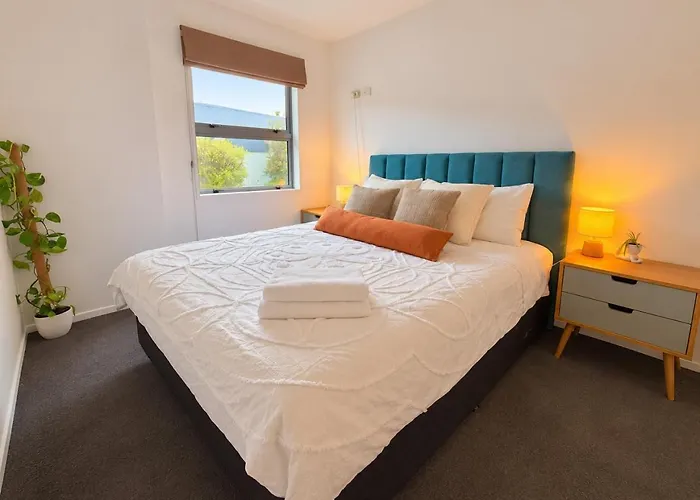 2br | Walk To Town | Free Parking *