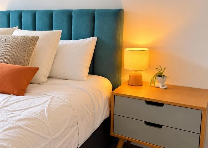 2br | Walk To Town | Free Parking *